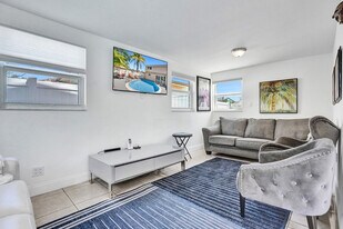 712 SW 7th Terrace in Hallandale Beach, FL - Building Photo