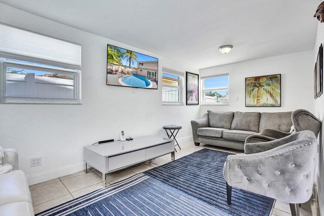 712 SW 7th Terrace in Hallandale Beach, FL - Building Photo