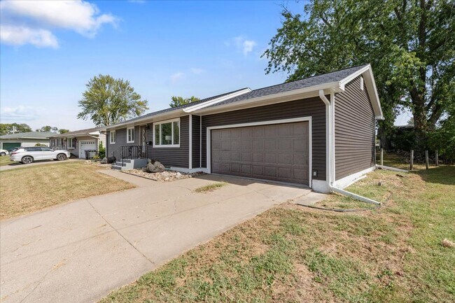 1237 Hilltop Dr in Milan, IL - Building Photo - Building Photo