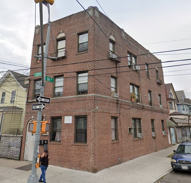 10519 37th Ave, Unit 3 in Corona, NY - Foto de edificio