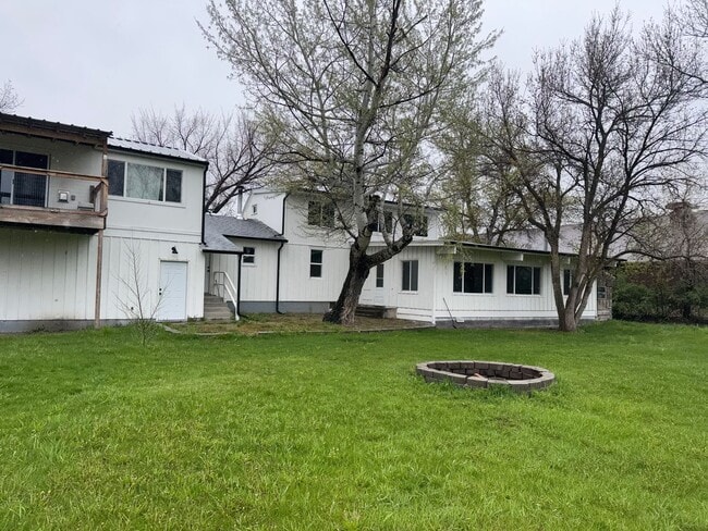 525 E 1st Ave S in Columbus, MT - Building Photo - Building Photo