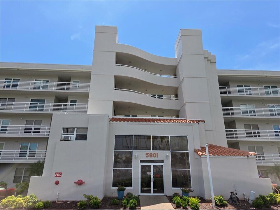 5801 Bahia Del Mar Cir N in St. Petersburg, FL - Building Photo