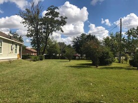 710 Nadolney St in Houston, TX - Foto de edificio - Building Photo