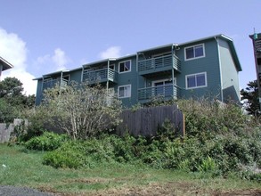 Condo Complex in Newport, OR - Foto de edificio - Building Photo