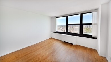 7447 S South Shore Dr in Chicago, IL - Building Photo - Building Photo