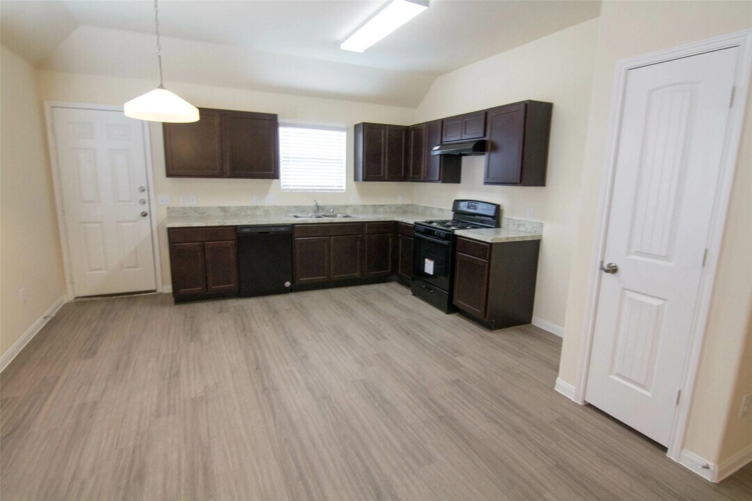 825 Canton Grass Ln in La Marque, TX - Building Photo