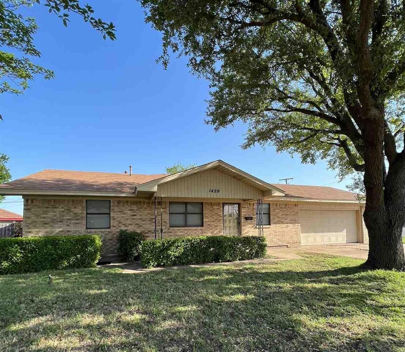 1429 Christine Rd in Wichita Falls, TX - Building Photo