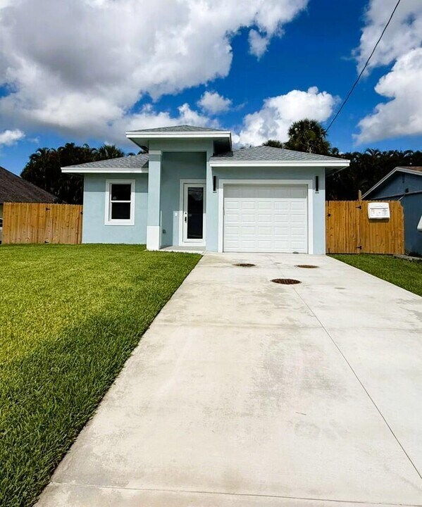 7723 S Haverhill Rd in Greenacres, FL - Building Photo