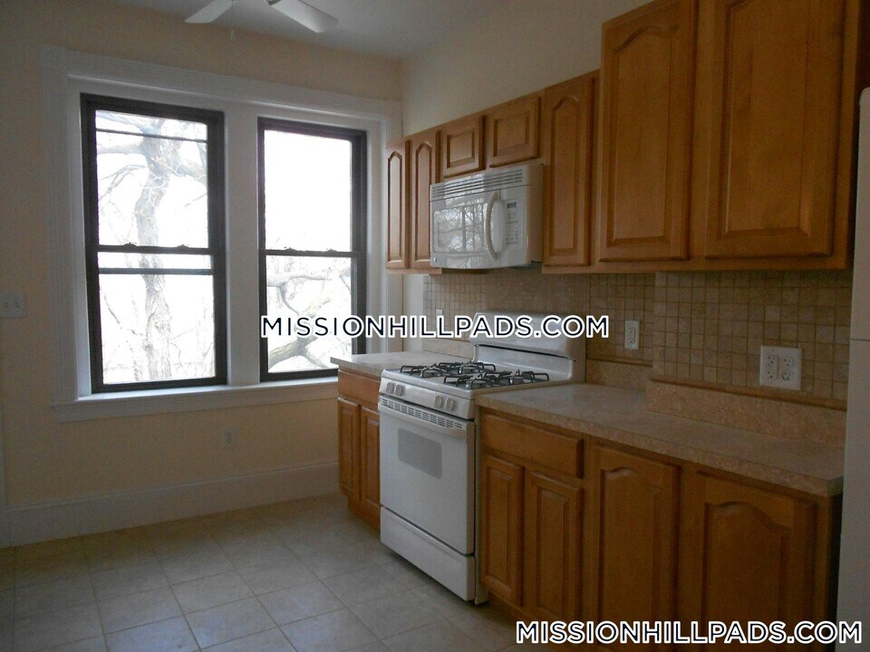 66 Clifford St in Boston, MA - Building Photo