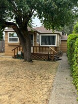 670 E Fairfield St in Gladstone, OR - Building Photo