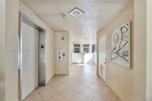 9599 Weldon Cir in Tamarac, FL - Foto de edificio - Building Photo