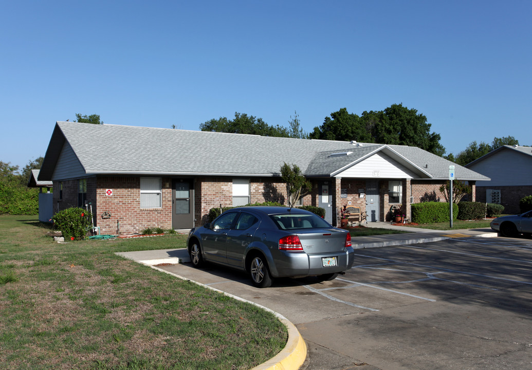 Colony Court Apartments in Eustis, FL - Building Photo