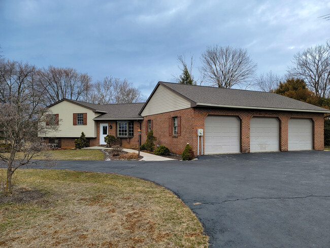 290 Reading Rd in East Earl, PA - Building Photo - Building Photo