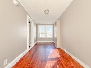 1824 Blossom in Nashua, NH - Foto de edificio - Interior Photo