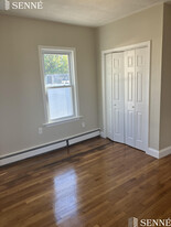 512 Medford St, Unit 3 Apartamentos