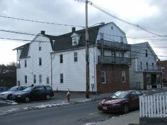 26 Pulaski St in Ware, MA - Foto de edificio