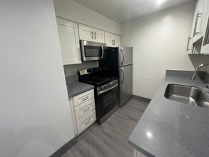 3715 S Canfield Ave, Unit 106 in Los Angeles, CA - Foto de edificio - Building Photo