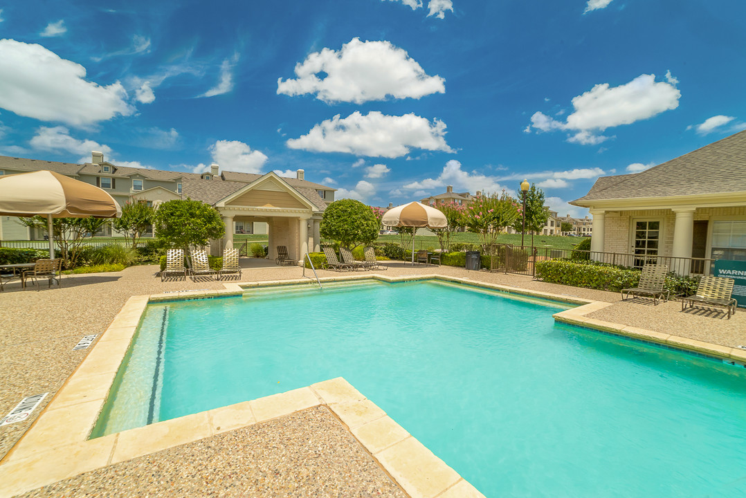 SILVERTON VILLAGE in Ennis, TX - Building Photo