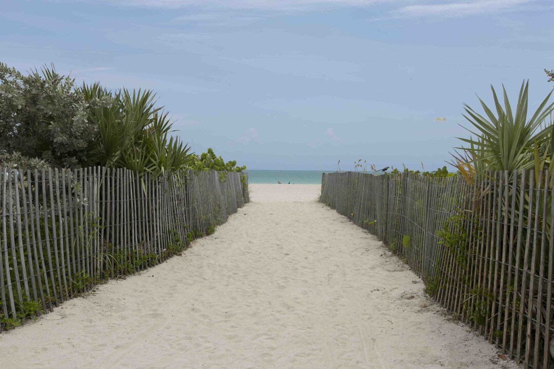 325 Ocean Dr in Miami Beach, FL - Building Photo