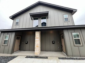 810 S Walters St in San Antonio, TX - Building Photo