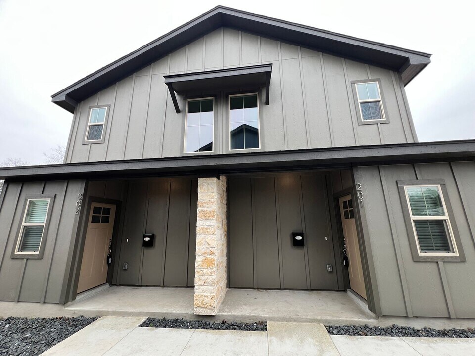 810 S Walters St in San Antonio, TX - Building Photo