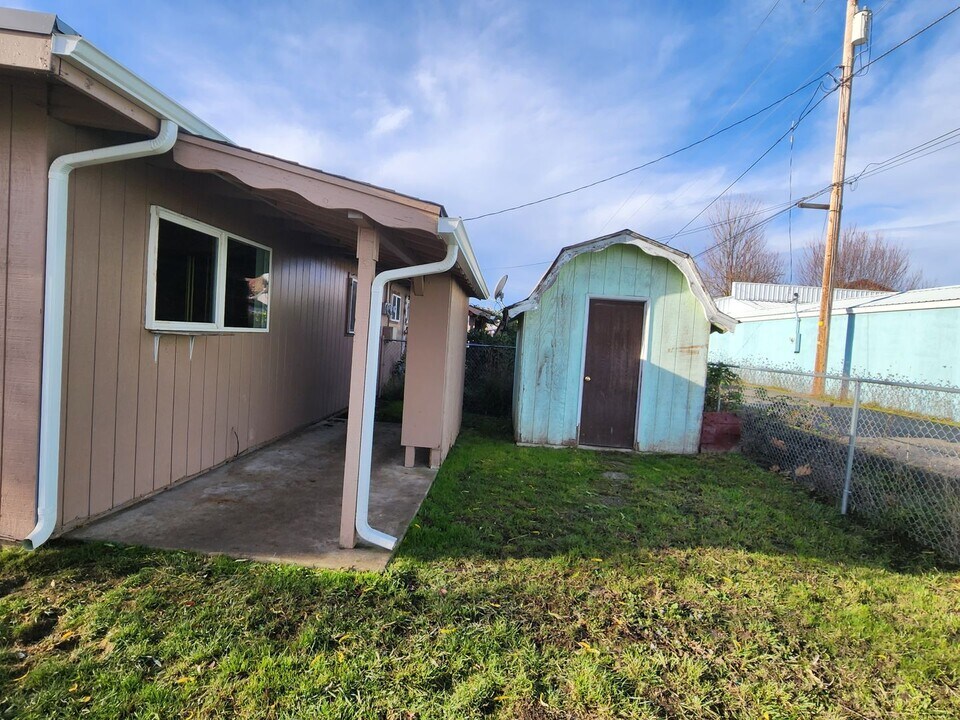 271 E Everett Ave in Sutherlin, OR - Building Photo
