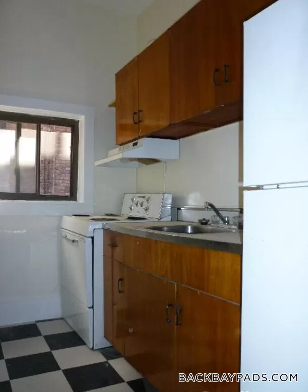 913 Boylston St, Unit 4 in Boston, MA - Foto de edificio - Building Photo