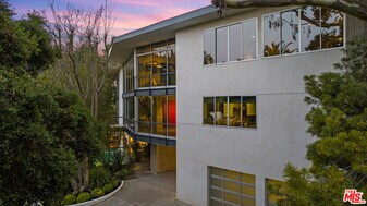 2207 Bowmont Dr in Beverly Hills, CA - Building Photo