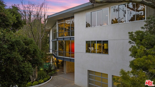 property at 2207 Bowmont Dr