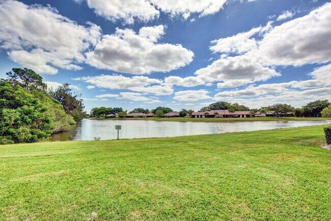 5851 Parkwalk Dr in Boynton Beach, FL - Building Photo - Building Photo