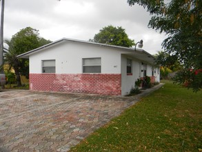 471 NE 30th St in Pompano Beach, FL - Foto de edificio - Building Photo