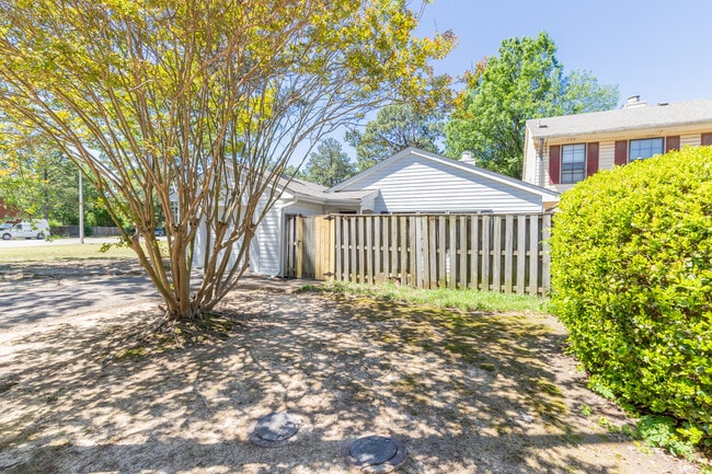2993 Lin Cove in Memphis, TN - Building Photo - Building Photo