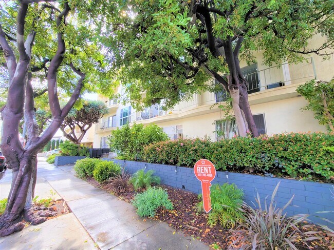 1477 S Canfield Ave in Los Angeles, CA - Foto de edificio - Building Photo