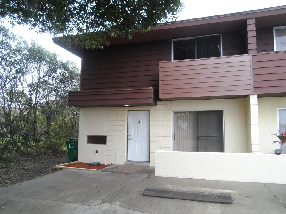 2416 N Tropical Trail in Merritt Island, FL - Building Photo