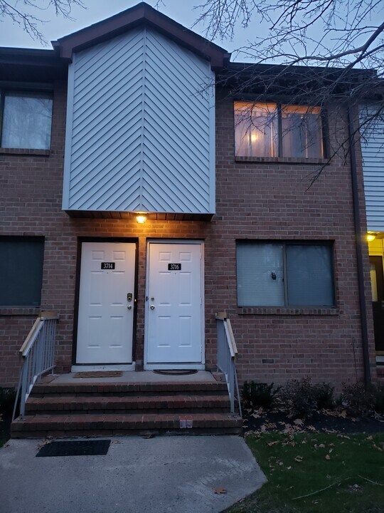 3716 Birchwood Ct in North Brunswick, NJ - Foto de edificio