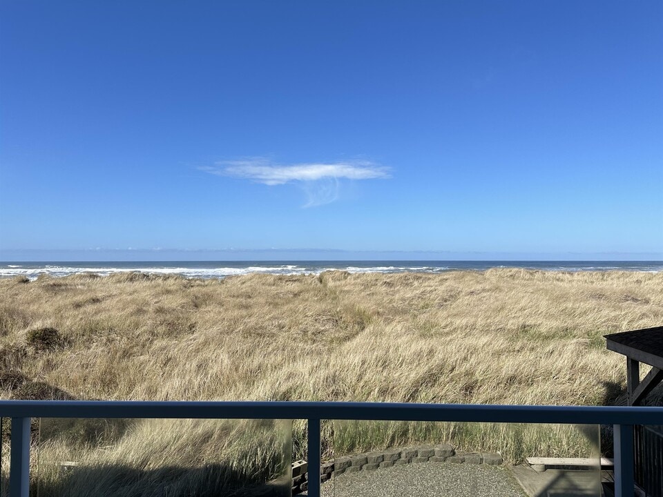 1307 Ocean Shores Blvd SW in Ocean Shores, WA - Building Photo