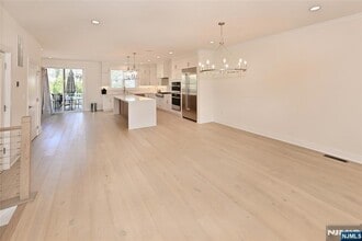 31 Hearthstone Ct in Upper Saddle River, NJ - Building Photo - Building Photo