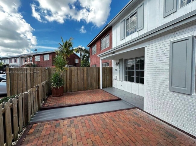 6915 W 16th Dr in Hialeah, FL - Foto de edificio - Building Photo