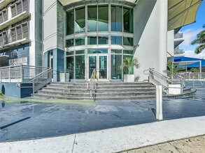 690 SW 1st Ct in Miami, FL - Building Photo - Building Photo