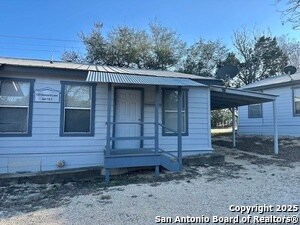 125 Howard Ln in Bandera, TX - Building Photo