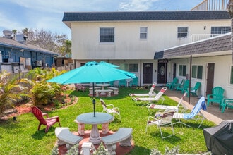 Gulfside Twelve in Fort Myers Beach, FL - Foto de edificio - Building Photo