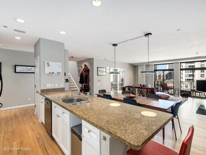 33 W Huron St in Chicago, IL - Building Photo - Building Photo