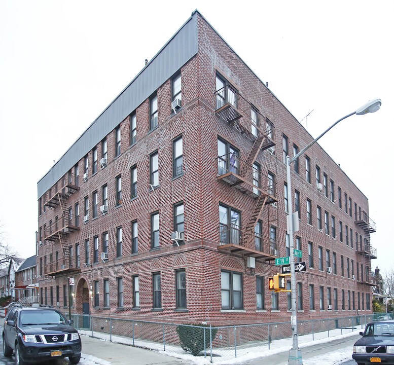 2502 E 19th St in Brooklyn, NY - Foto de edificio
