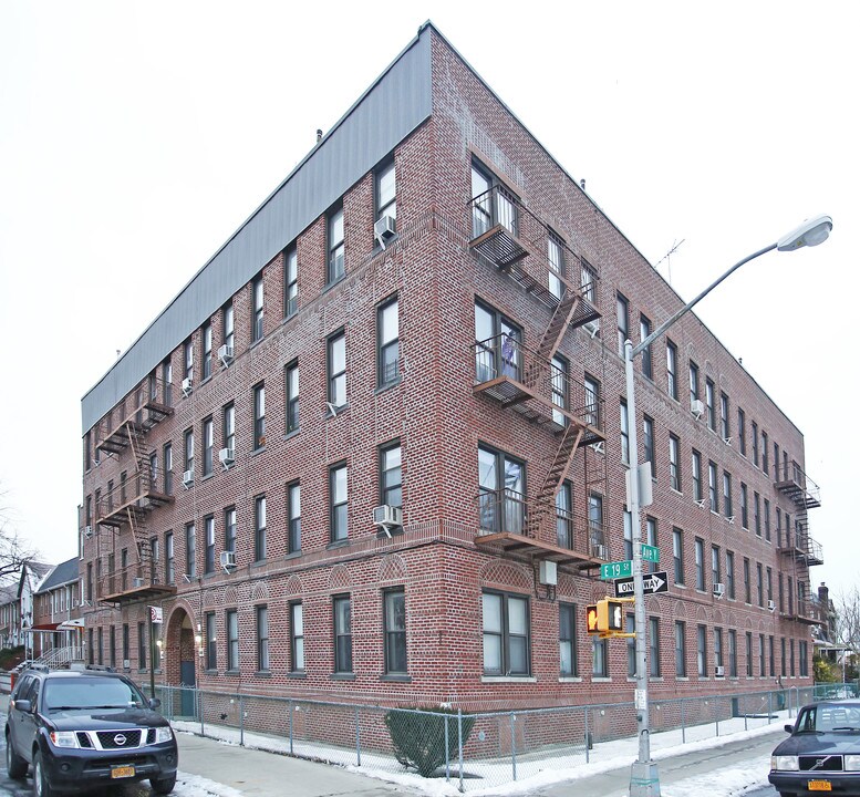 2502 E 19th St in Brooklyn, NY - Building Photo