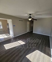 1031 SW Kingscross Rd in Blue Springs, MO - Building Photo - Building Photo