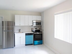612 NW 10th Terrace-Unit -B in Fort Lauderdale, FL - Building Photo - Building Photo
