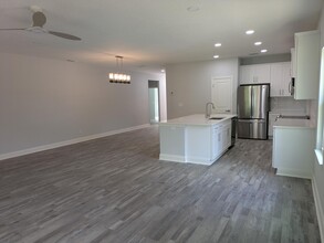 781 Pioneer Dr in Jacksonville, FL - Foto de edificio - Building Photo