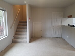 445-449 NE West Ave in Roseburg, OR - Building Photo - Building Photo