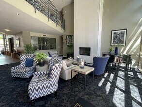 1701 E Colter St, Unit 221 in Phoenix, AZ - Foto de edificio - Building Photo