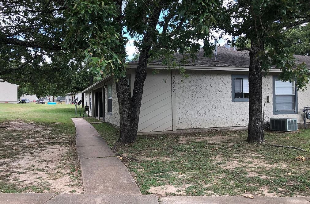 3200 Cougar Trl, Unit D in Bryan, TX - Foto de edificio